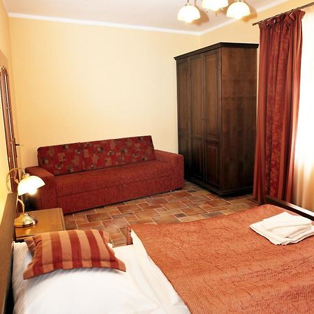 Hotel Pelikan Тршебонь Экстерьер фото