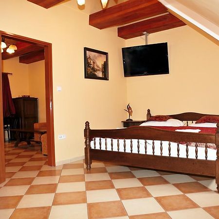 Hotel Pelikan Тршебонь Экстерьер фото