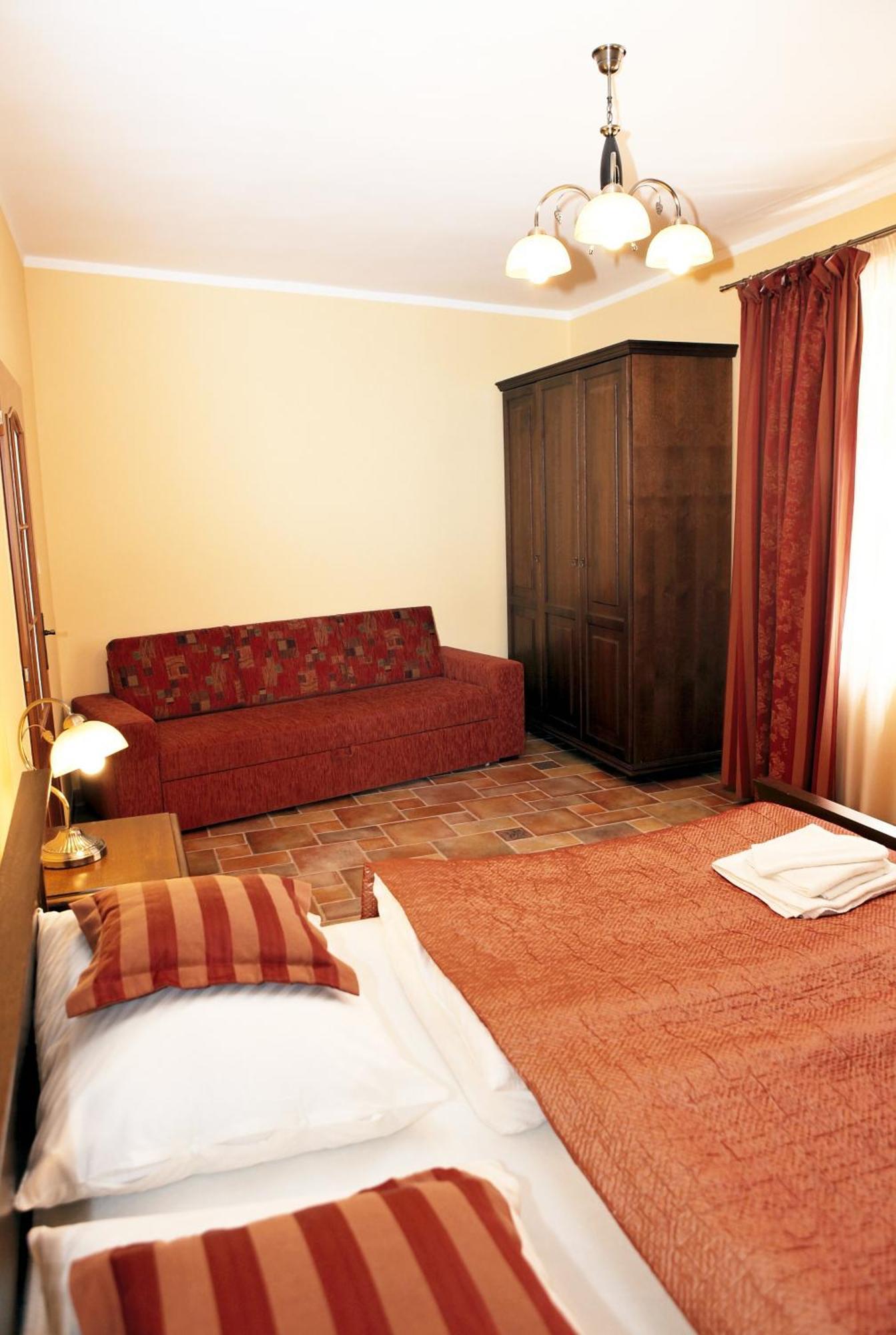 Hotel Pelikan Тршебонь Экстерьер фото
